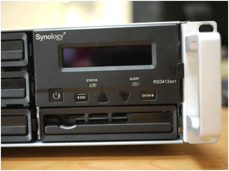 Обзор системы хранения данных Synology RS3413xs+