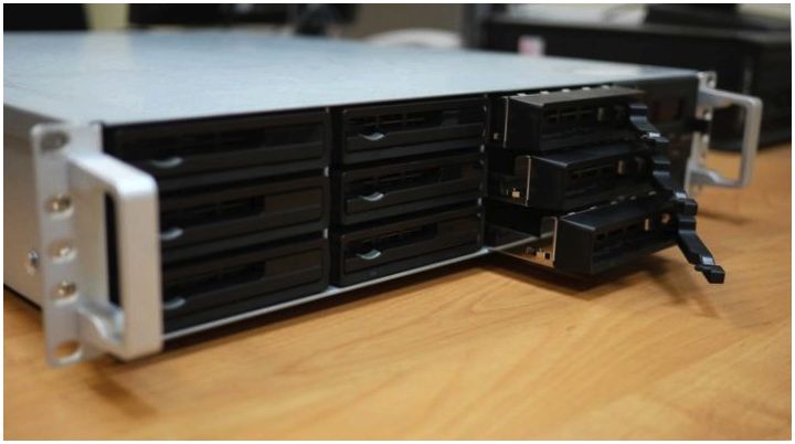 Обзор системы хранения данных Synology RS3413xs+