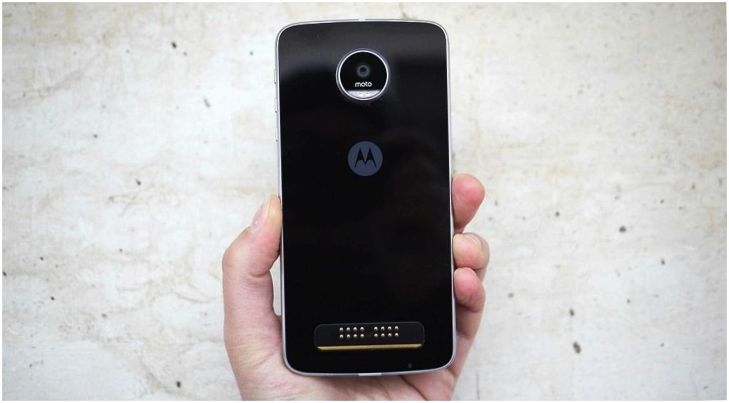 Обзор смартфона Lenovo Moto Z Play: долгожитель с "прикладными" добавками