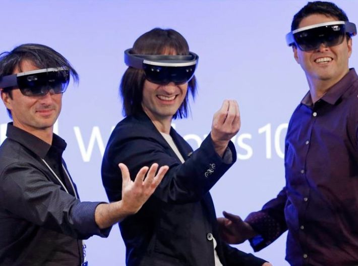 "Умные" очки Microsoft: чем HoloLens лучше Google Glass и Oculus Rift