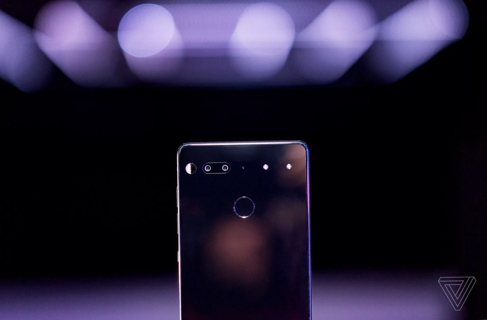 Смартфон от "отца" Android: вышел первый обзор Essential Phone