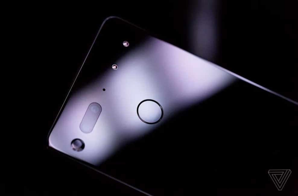 Смартфон от "отца" Android: вышел первый обзор Essential Phone