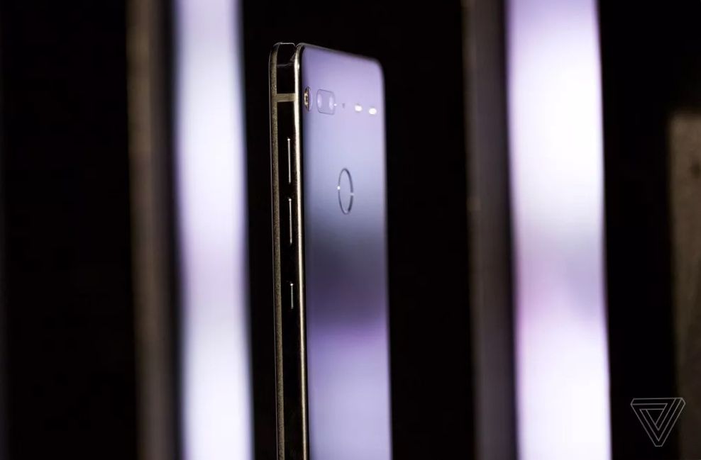 Смартфон от "отца" Android: вышел первый обзор Essential Phone