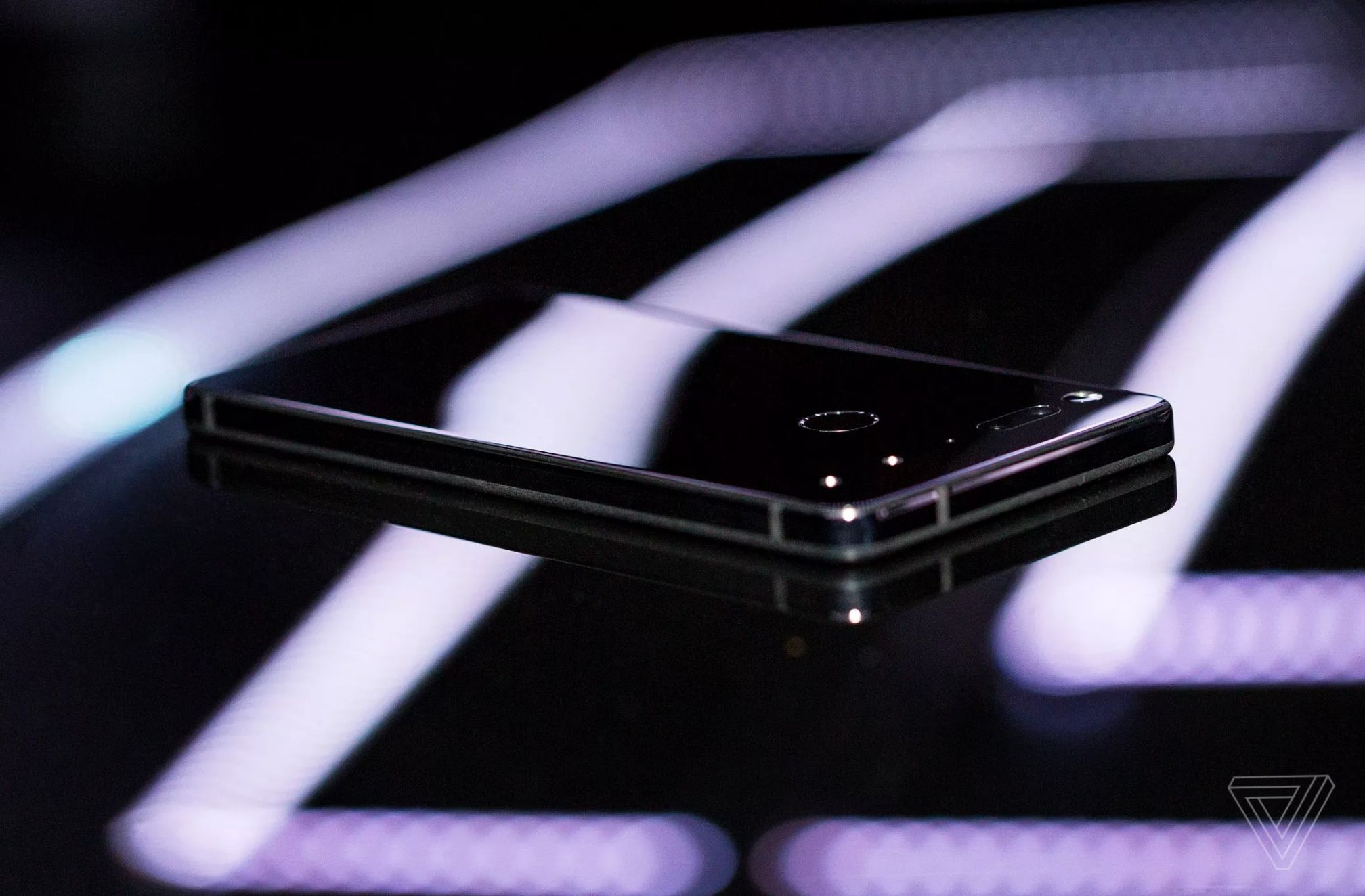 Смартфон от "отца" Android: вышел первый обзор Essential Phone
