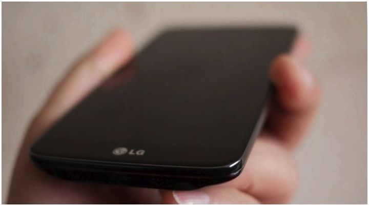 Где у него кнопка? Обзор смартфона LG G2