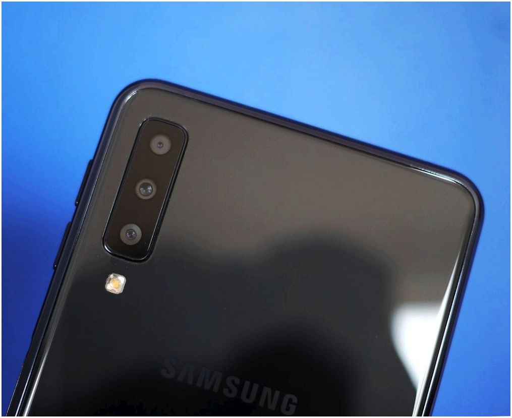 Обзор Samsung Galaxy A7 2018: не "золотая" середина с необычной камерой