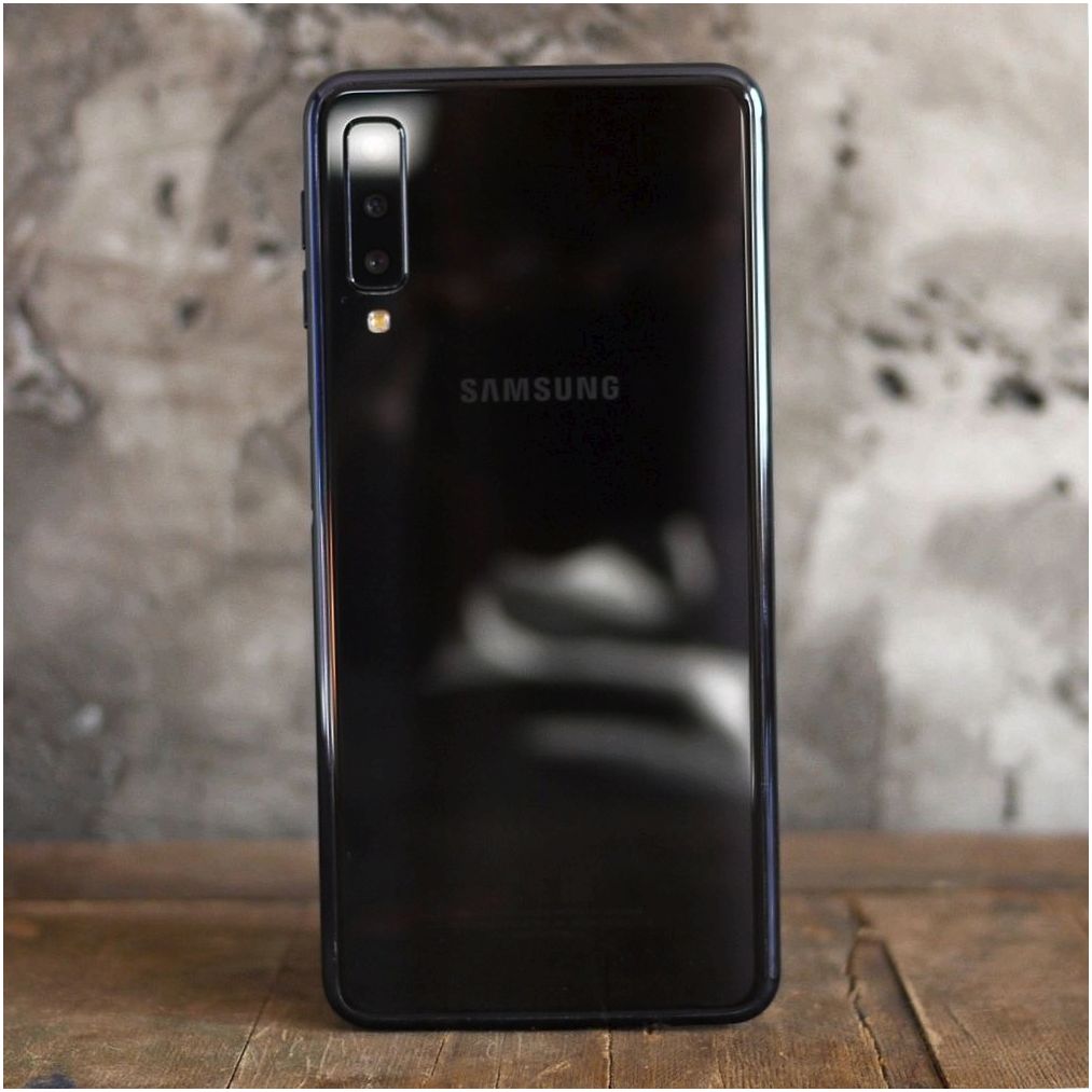 Обзор Samsung Galaxy A7 2018: не "золотая" середина с необычной камерой
