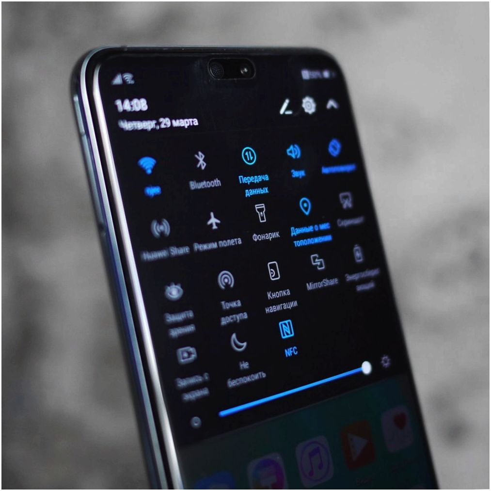 Обзор смартфона Huawei P20: машинный разум на службе у камер