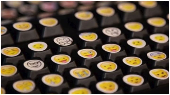 Гаджеты за неделю: от Emoji-клавиатуры до двухэкранного смартфона (гаджеты, неделя, emoji-клавиатуры, двухэкранного, смартфона) Гаджеты за неделю: от Emoji-клавиатуры до двухэкранного смартфона