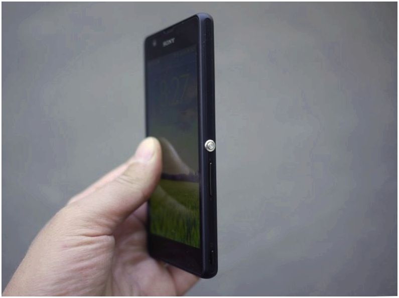 Герой-подводник. Обзор смартфона Sony Xperia ZR