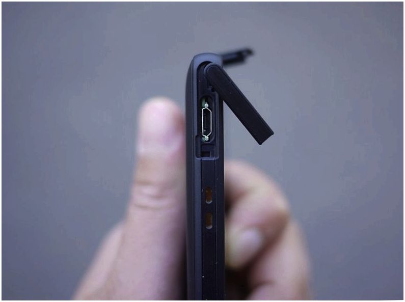 Герой-подводник. Обзор смартфона Sony Xperia ZR