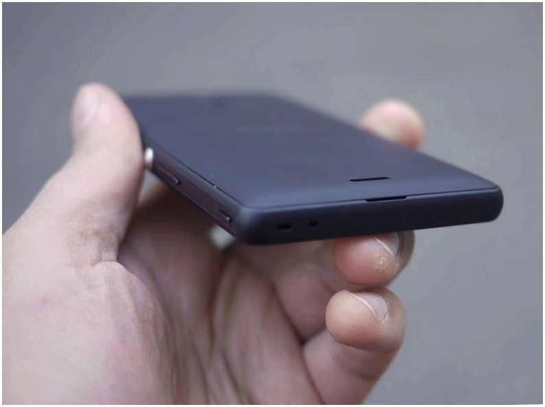Герой-подводник. Обзор смартфона Sony Xperia ZR