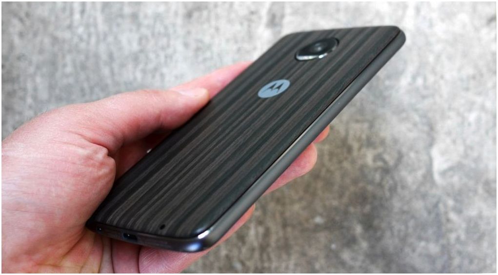 Обзор модульного смартфона Lenovo Moto Z2 Play: средний класс с приставками