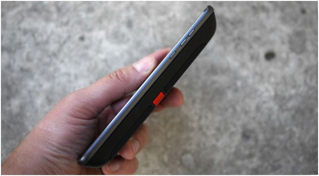Обзор модульного смартфона Lenovo Moto Z2 Play: средний класс с приставками