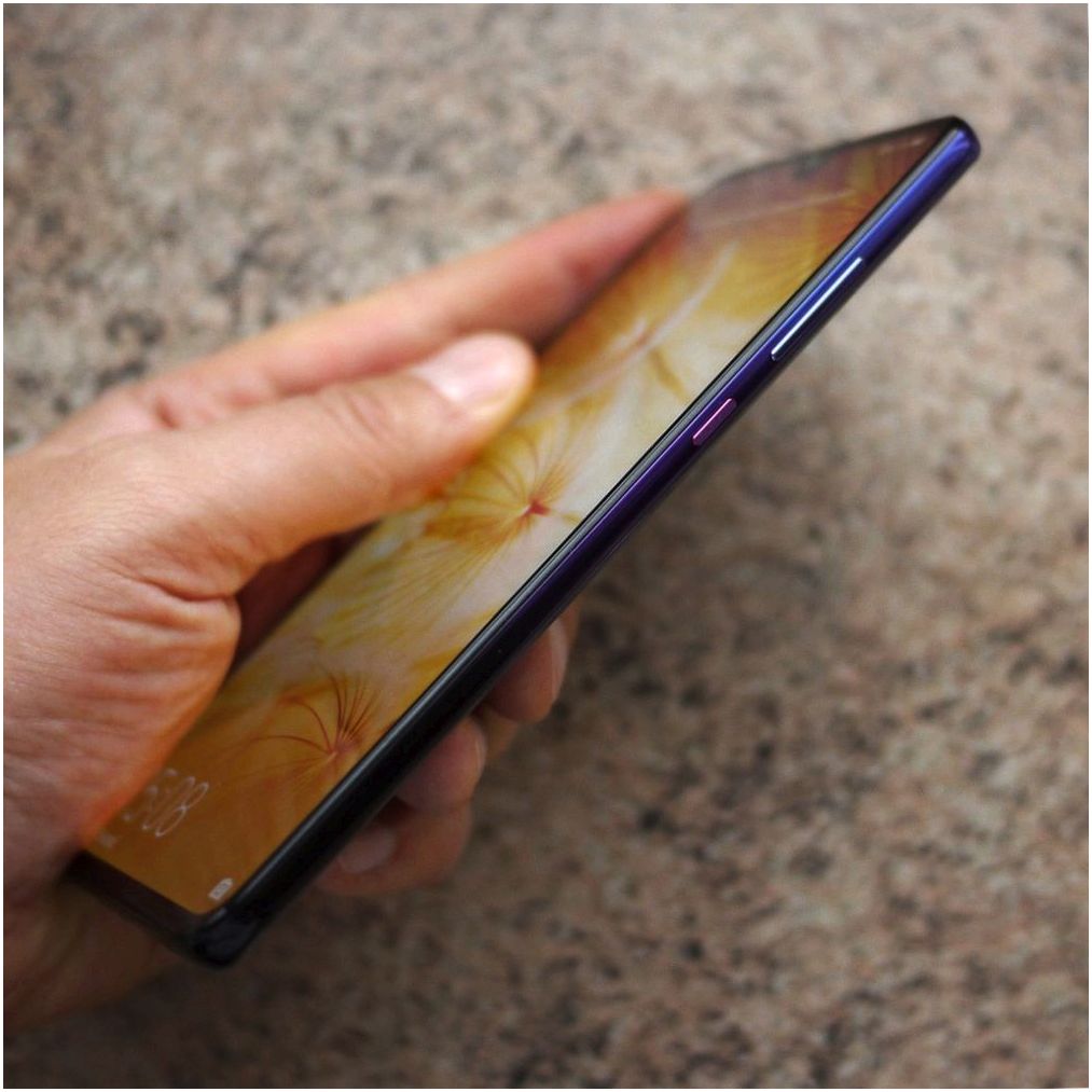 Обзор смартфона Huawei Mate 20: тройная камера, удвоенный "интеллект"