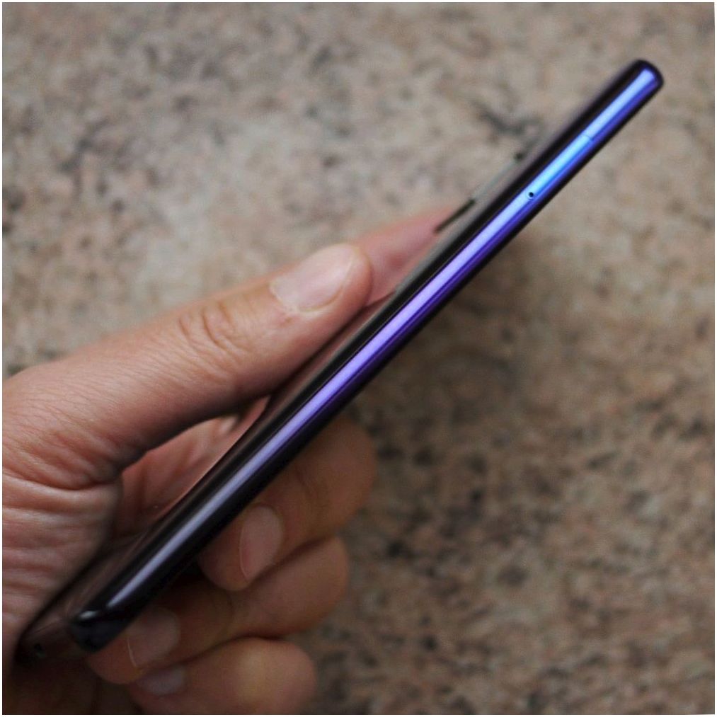 Обзор смартфона Huawei Mate 20: тройная камера, удвоенный "интеллект"