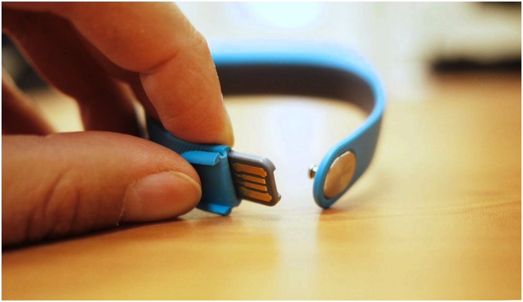 Обзор фитнес-браслета Huawei TalkBand B1: а поговорить?