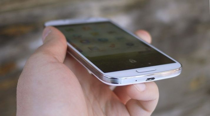 Пластиковый король. Один день с Samsung Galaxy S4 (пластиковый, король, один, день) Пластиковый король. Один день с Samsung Galaxy S4