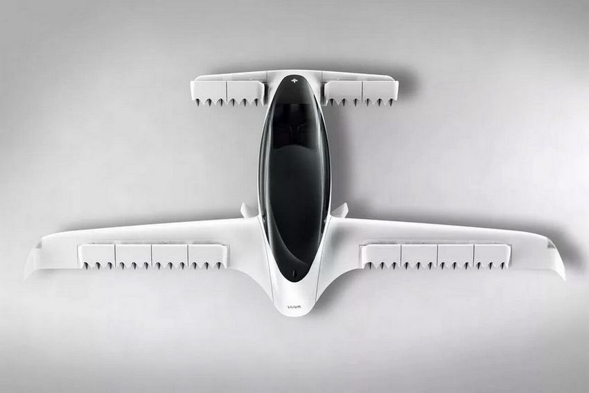 (lilium, первое, летающее, такси, которое, взлетает) Lilium Jet - первое летающее такси, которое взлетает вертикально и имеет 36 электрических двигателей.