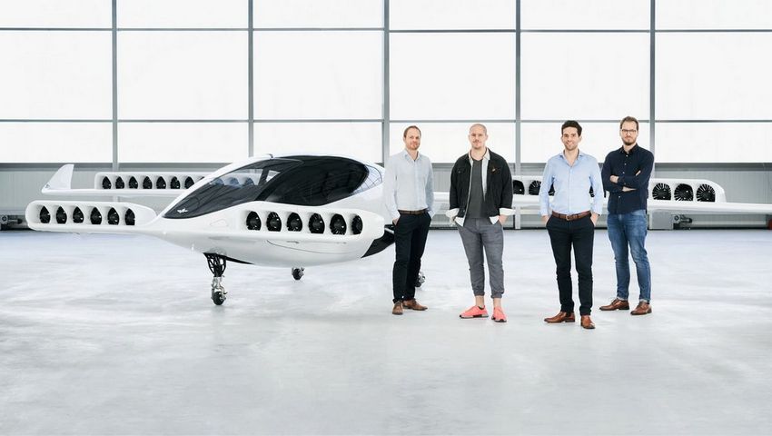 (lilium, первое, летающее, такси, которое, взлетает) Lilium Jet - первое летающее такси, которое взлетает вертикально и имеет 36 электрических двигателей.