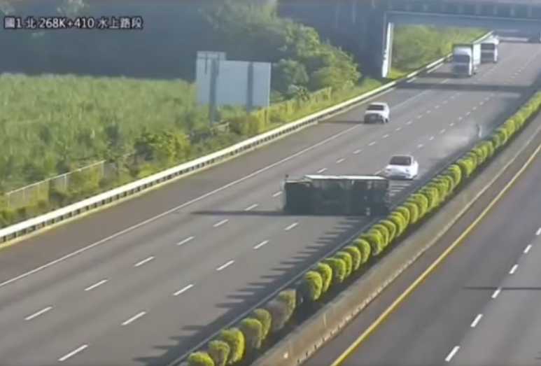 (тайвань, tesla, model, режиме) Тайвань: Tesla Model 3 в режиме автопилота врезается в грузовик, лежащий на дороге