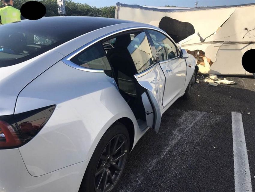 (тайвань, tesla, model, режиме) Тайвань: Tesla Model 3 в режиме автопилота врезается в грузовик, лежащий на дороге